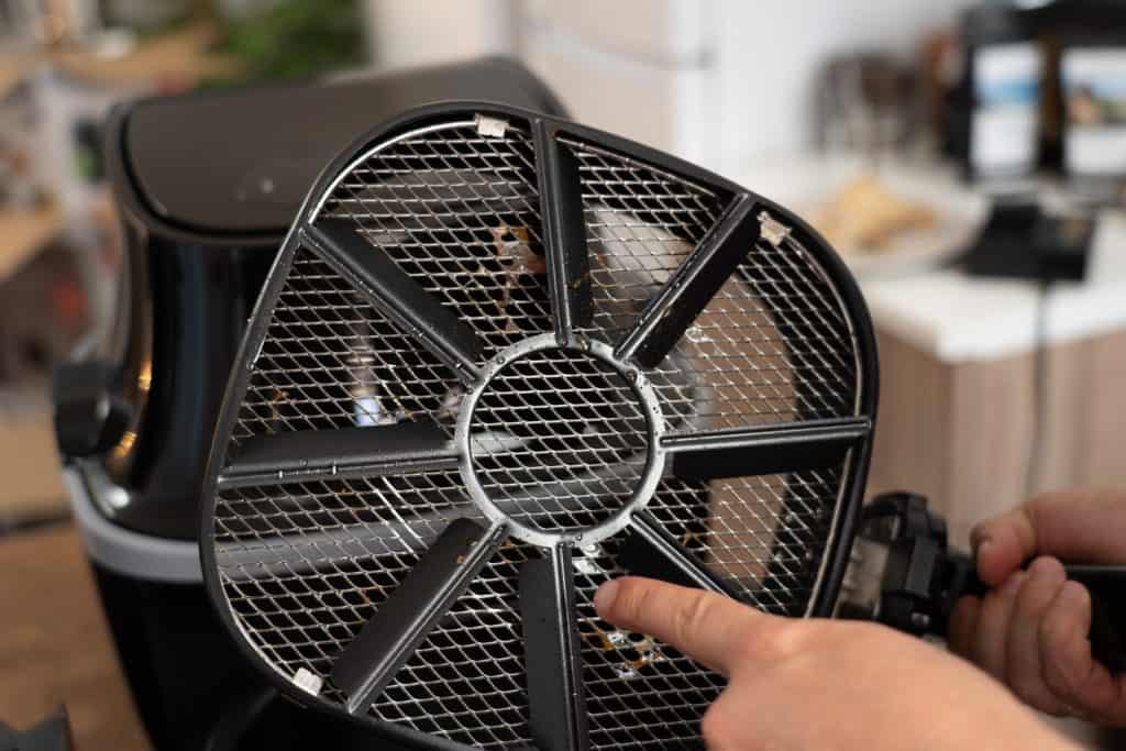 Caso Design AF 400 Heißluftfritteuse - Frittierkorb schmutzig Detail