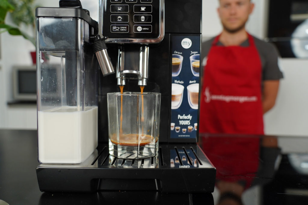 DeLonghi ECAM 350.55.B - Bild zeigt, wie frischer Espresso in ein Glas läuft