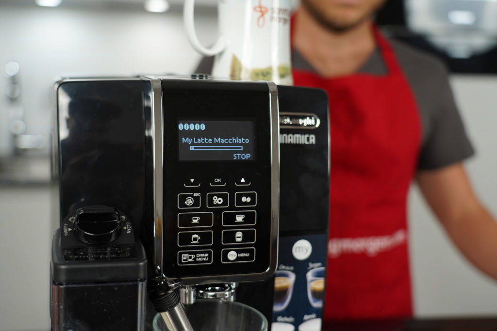 Nahansicht des Bedienfeldes des DeLonghi Dinamica ECAM 350.55.B Kaffeevollautomaten