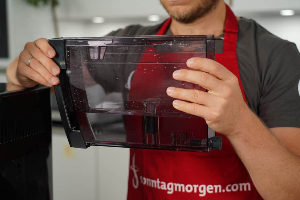 DeLonghi ECAM 350.55.B - entnommener Wassertank, circa ein Drittel mit Wasser gefüllt