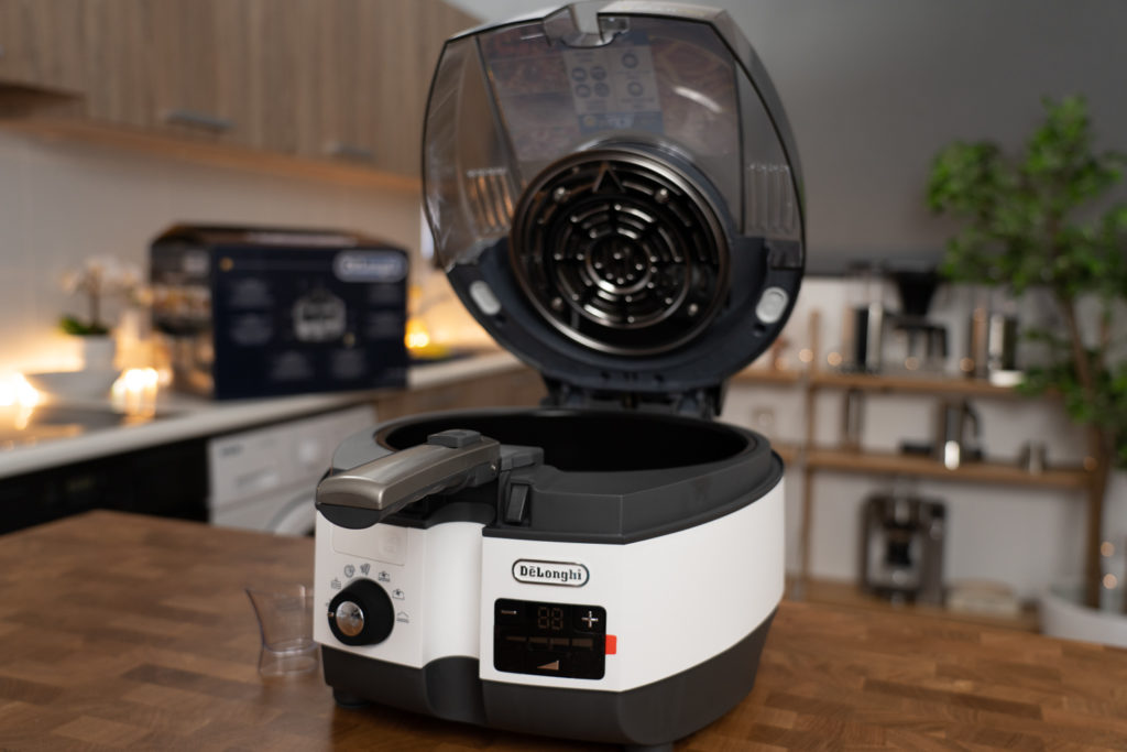 DeLonghi MultiFry mit geöffnetem Deckel