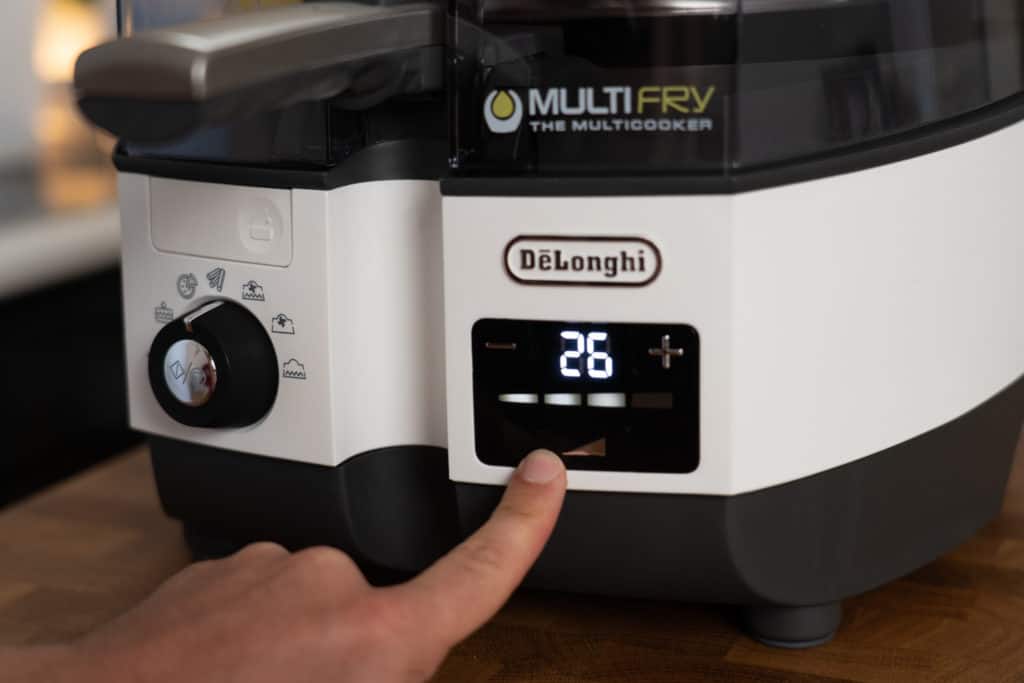 DeLonghi MultiFry Extra Chef - Detailansicht des Digitalfeldes auf der rechten Vorderseite, wo 4 individuelle Leistungsstufen einstellbar sind.