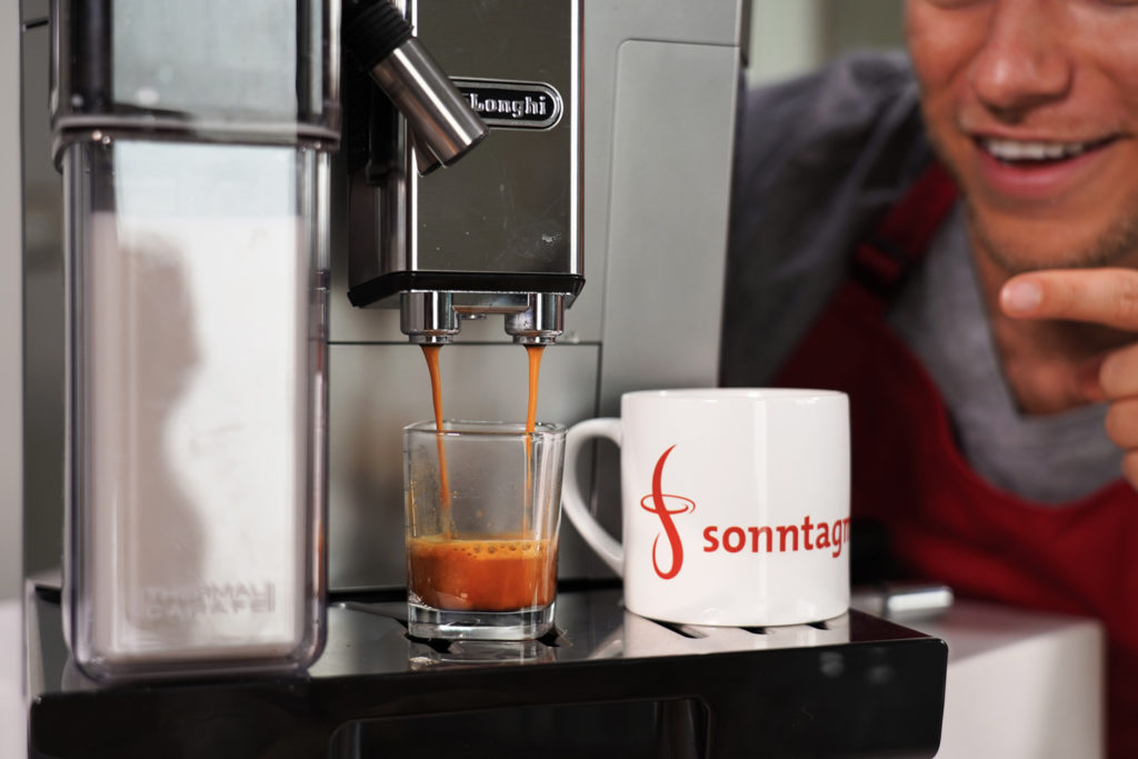 DeLonghi PrimaDonna Class bei der Espressozubereitung