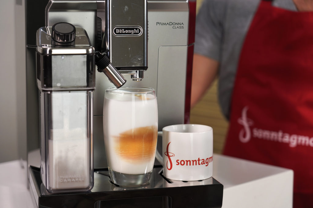 DeLonghi PrimaDonna Class bei der Zubereitung eines Latte Macchiatos