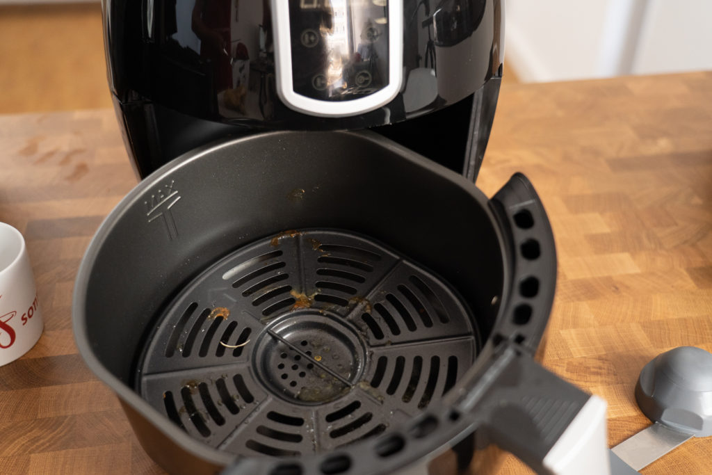 Emerio Smart Fryer - am Grillrost angeklebte Rückstände nach Nutzung