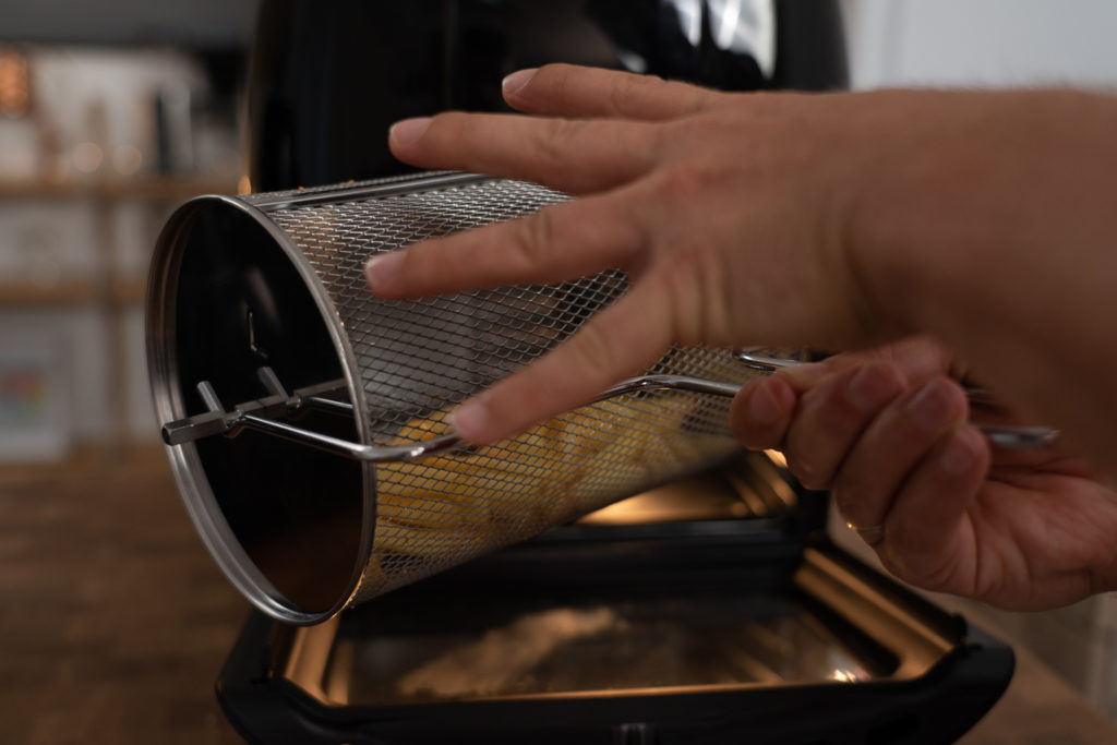Pommes-Trommel des Gourmetmaxx Mini-Ofens, mit Pommes gefüllt