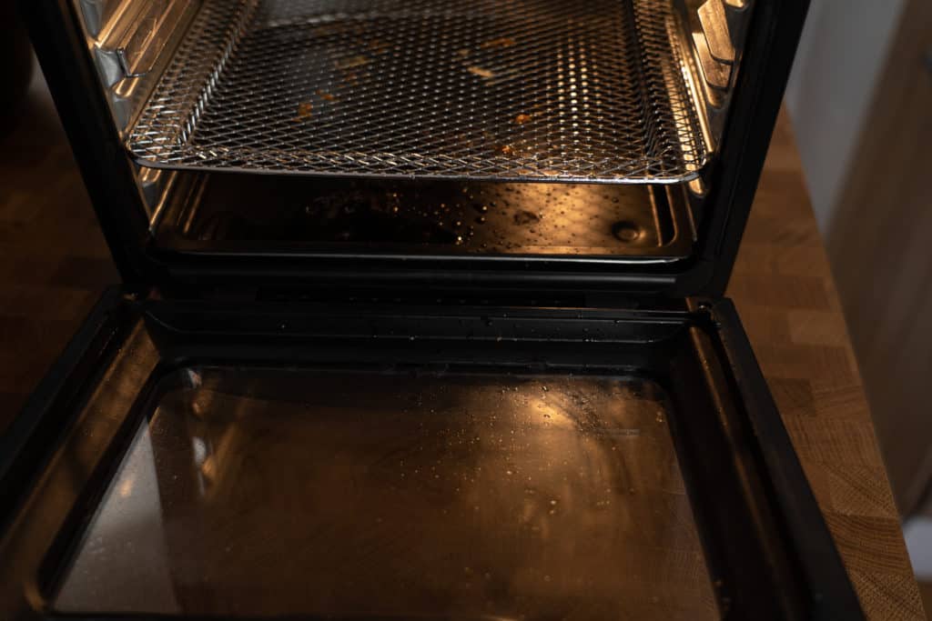 GOURMETmaxx Digitale Heißluftfritteuse nach Benutzung - fettige Rückstände am Grillrost und der Auffangschale