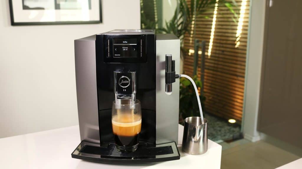 Jura E8 Kaffeevollautomat während des Espressobezugs