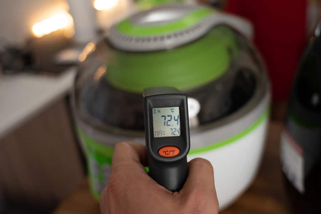 Klarstein VitAir Turbo Heißluftfritteuse - Außentemperaturmessung; Gerät zeigt 72,4 Grad Celsius