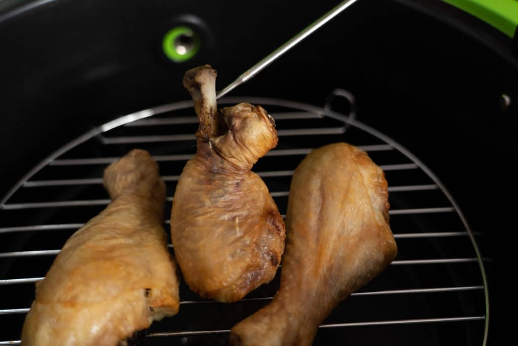 Klarstein VitAir Turbo Heißluftfritteuse - Hähnchenschenkel am Ende der Garzeit