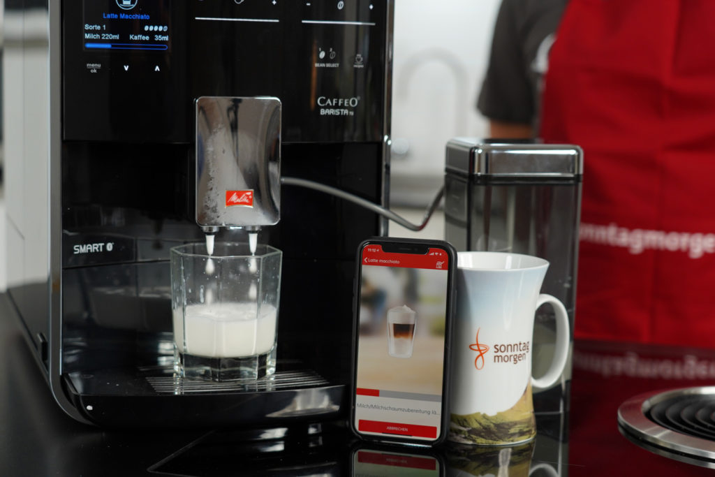 Melitta Caffeo Barista TS Smart - Milch wird aufgeschäumt