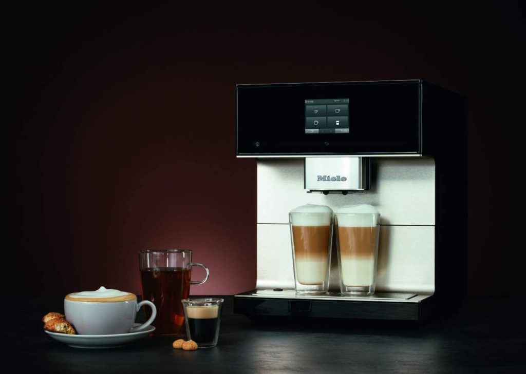 Miele CM 7550 Kaffeevollautomt Produktbild mit verschiedenen zubereiteten Espressogetränken