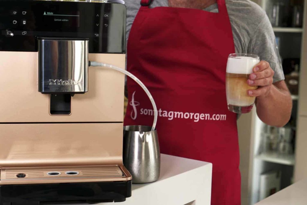 Miele CM 5500 - Gerät und fertig zubereiteter Latte Macchiato