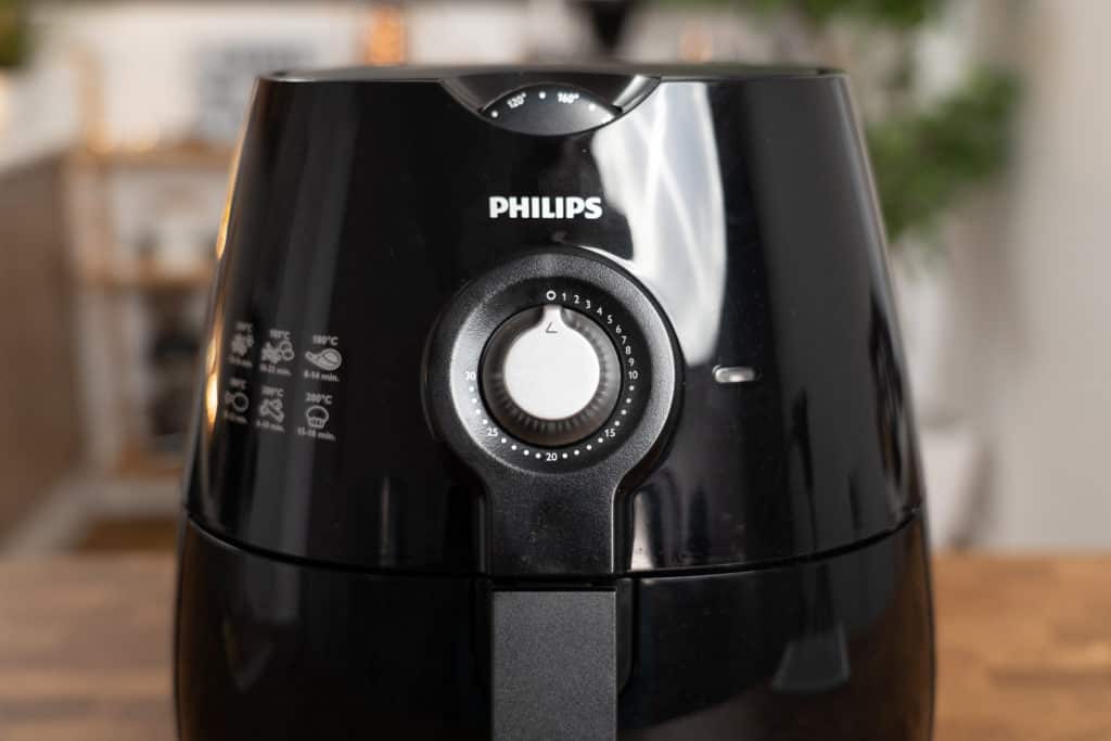 Obere Vorderseite des Philips Airfryer HD9220/20 mit Blick auf die Timer- und Temperatureinstellungsräder