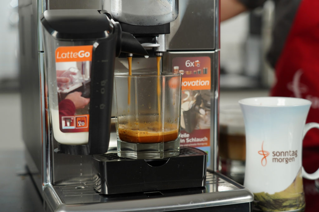 Philips LatteGo beim Espressobezug - Glas steht auf speziellem Aufsatz