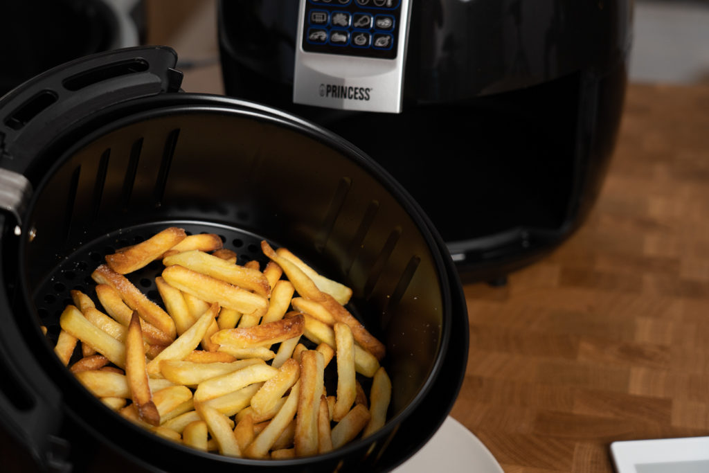 Princess XL Aerofryer - Fertige Pommes in Grillkorb