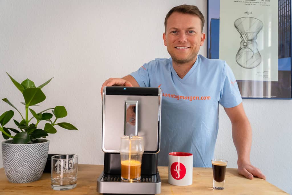 Tchibo Esperto Caffè - Gerät wird von Arne von Sonntagmorgen.com präsentiert, während die Maschine einen Americano zubereitet