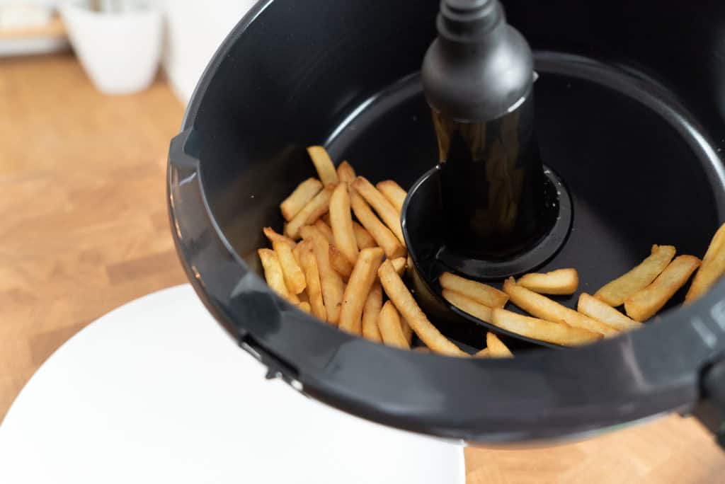 Tefal ActiFry Genius XL fertige Pommes auf Teller entleeren