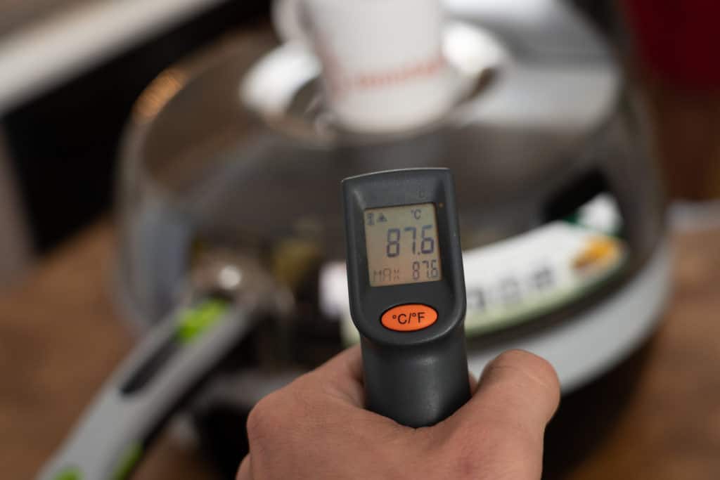 Tefal ActiFry 2in1 YV9601 Heißluftfritteuse - Fokus auf die digitale Temperaturanzeige von 87,6 Grad Celsius, die die Messung der Außentemperatur angibt