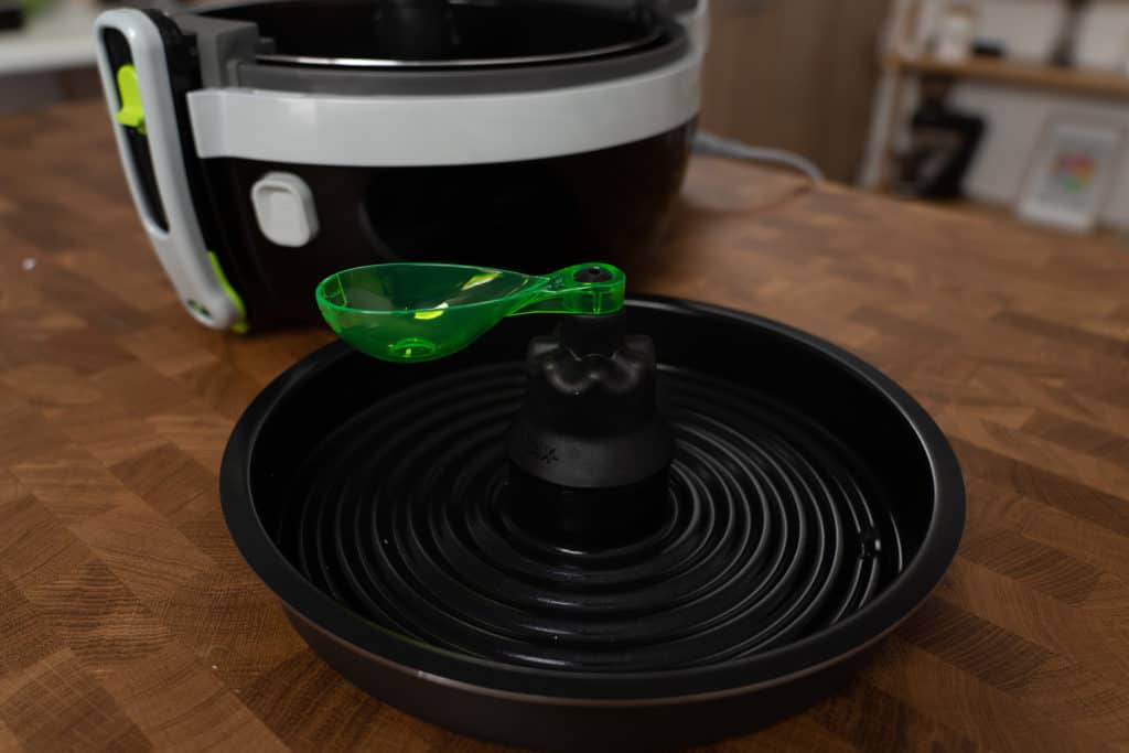 Tefal ActiFry 2in1 YV9601 Heißluftfritteuse - zweiter Grilleinsatz für die 2in1-Funktion; auf die Spitze aufgesteckt ist der neongrüne Dosierlöffel