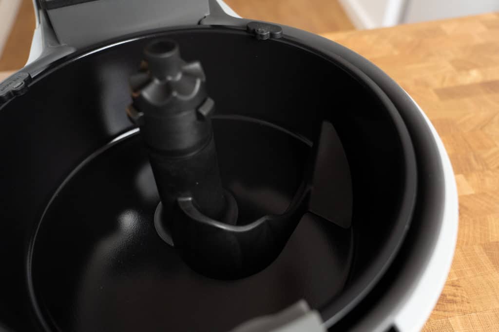 Tefal ActiFry 2in1 - Innenansicht des Geräts mit Blick auf Grillkorb und Rührarm