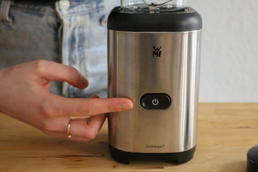 WMF Kult X Mix & Go Mini-Standmixer - Betriebstaste am Mixersockel