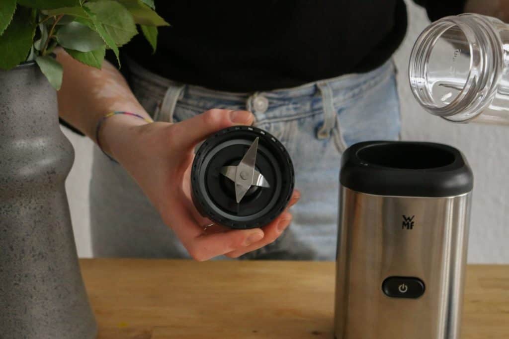 WMF Kult X Mix & Go Mini-Standmixer - Fokus Klingen am Messerblock